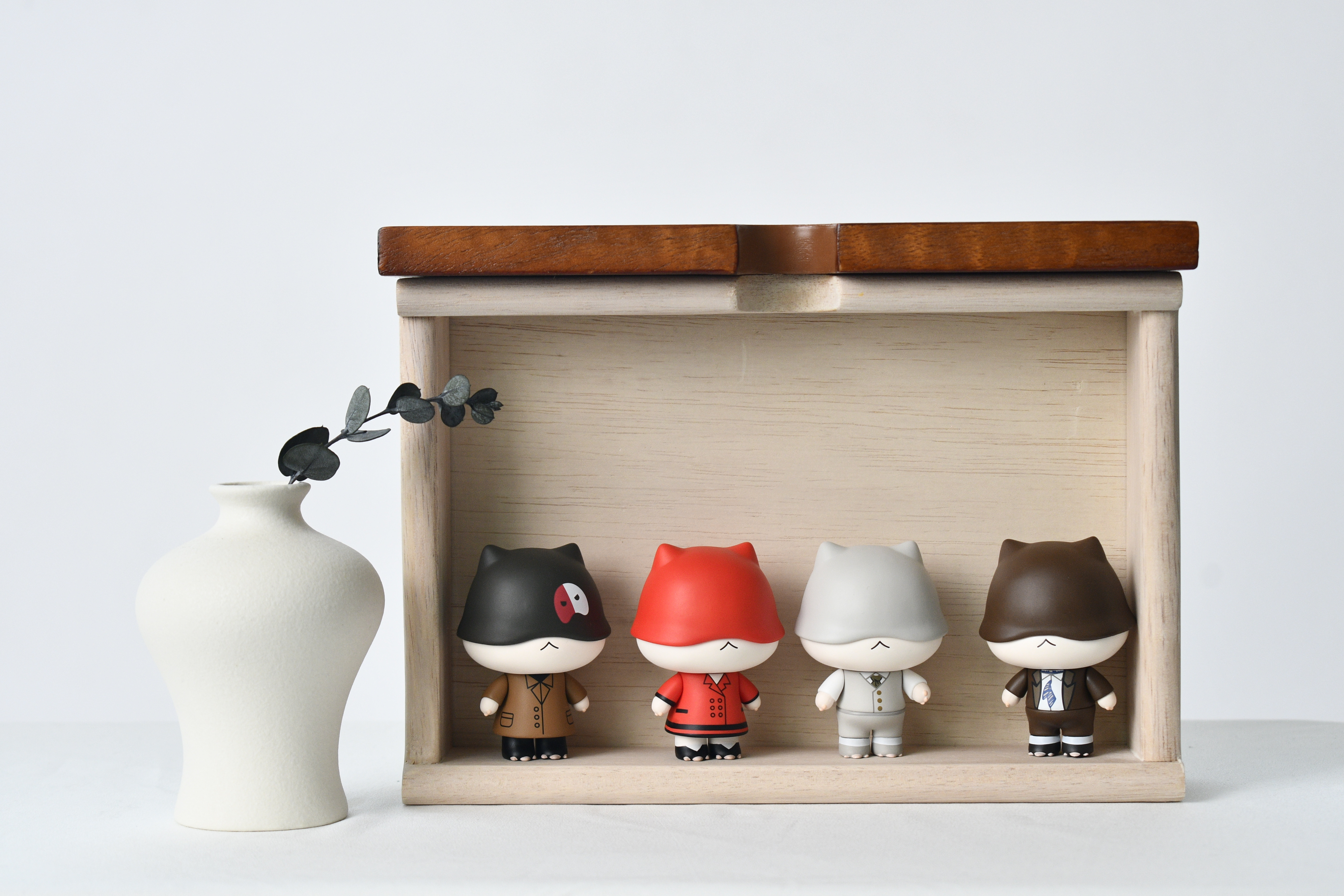 木製ケースに並ぶデザイナーズフィギュア